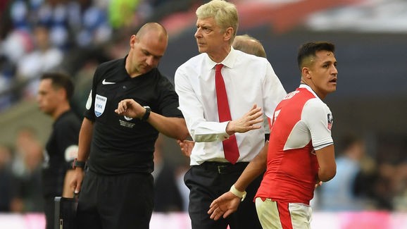 HLV Wenger nhắn tin năn nỉ học trò ở lại Arsenal HLV Wenger đã thuyết phục thành công Alexis Sanchez ở lại.