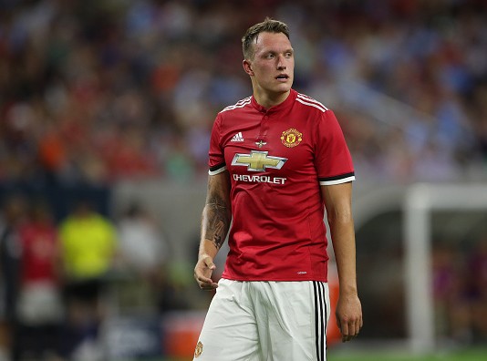 BẢN TIN Thể thao: M.U nhận thêm 2 hung tin ở hàng thủ Phil Jones sẽ không thể dự Siêu cúp châu Âu 2017 vì án treo giò.