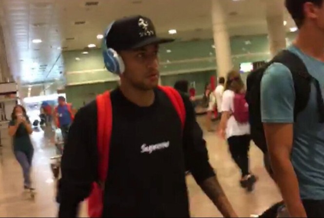 Hé lộ lý do Neymar đột ngột trở lại Barcelona Neymar bất ngờ trở lại Barcelona.