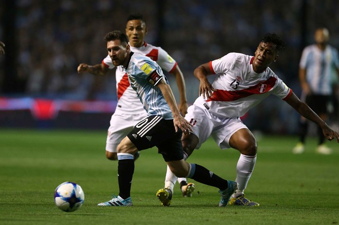 Argentina nguy cơ ngồi nhà, Uruguay chạm tay vào vé World Cup Messi và đồng đội lại gây thất vọng.