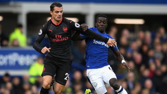 Arsenal sở hữu cầu thủ chuyền tệ nhất Premier League Granit Xhaka thể hiện phong độ kém ấn tượng mùa này.