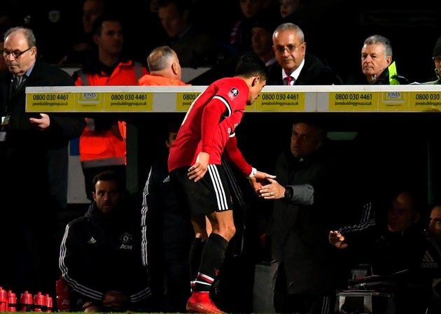 Vì sao Sanchez vắng mặt khi M.U thua Brighton? Sanchez vắng mặt ở trận thua Brighton vì chấn thương.