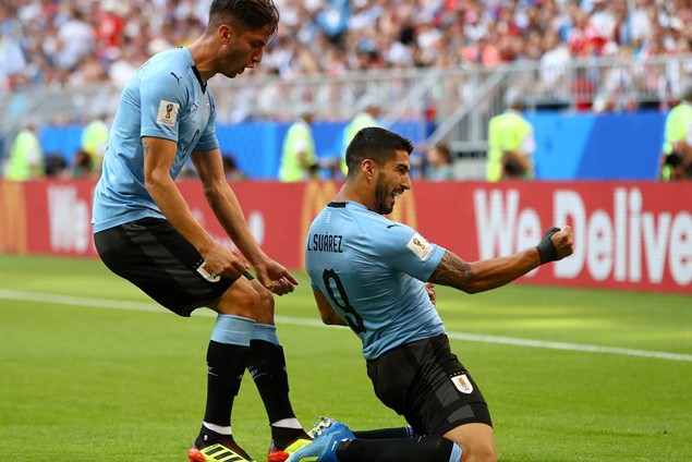Uruguay thắng '3 sao' chủ nhà Nga, giành ngôi đầu bảng Suarez ăn mừng bàn mở tỷ số