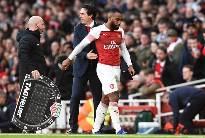 HLV Arsenal 'tha thứ' cho ngôi sao Alexandre Lacazette Alexandre Lacazette bực tức khi bị HLV Emery rút ra khỏi sân.