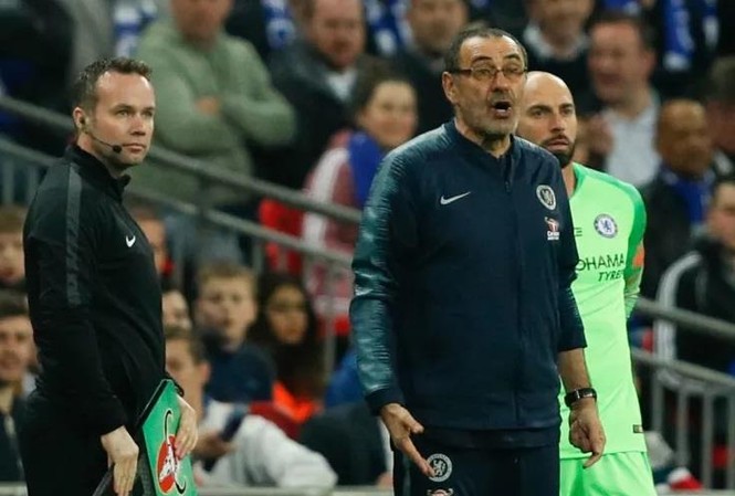 Chelsea hạ Tottenham, HLV Sarri 'đay nghiến' thủ thành Kepa HLV Sarri vẫn chưa hết tức giận vụ bị Kepa bật lại ngay trên sân.
