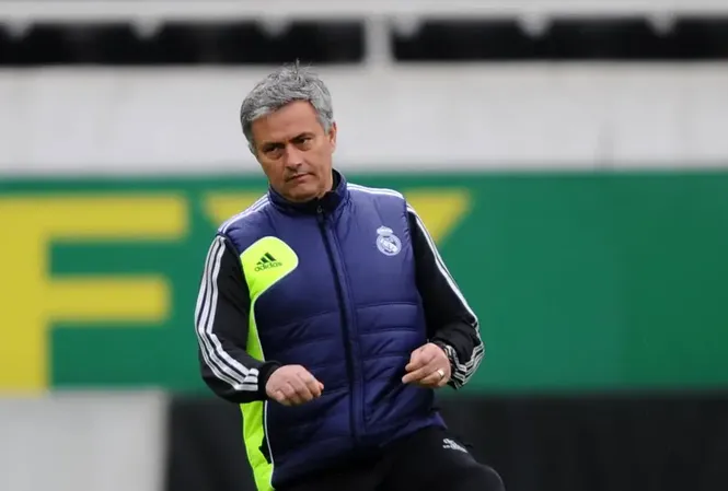 HLV Mourinho bắn tin sẵn sàng 'giải cứu' Real Madrid HLV Jose Mourinho sẵn sàng trở lại dẫn dắt Real Madrid.