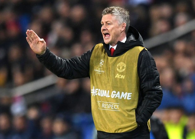 Vì sao HLV Solskjaer phải mặc áo bib suốt trận PSG – M.U? HLV Ole Gunnar Solskjaer mặc áo bib suốt trận đấu giữa PSG và M.U.