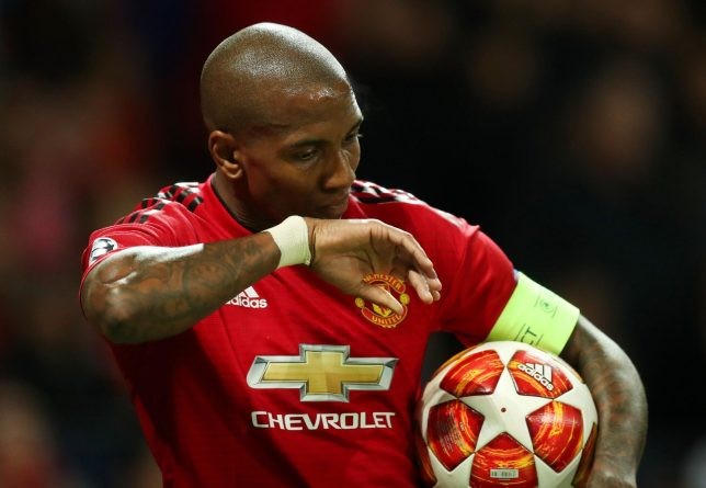 Tiết lộ cầu thủ mà CĐV M.U muốn 'tống cổ' ngay lập tức Ashley Young là cầu thủ M.U chơi tệ nhất trước Barcelona.