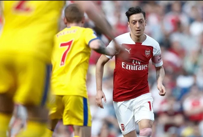 Vì sao Ozil vắng mặt khi Arsenal thảm bại trước Leicester City? Mesut Ozil vắng mặt ở trận thua trước Leicester City vì chưa bình phục chấn thương.
