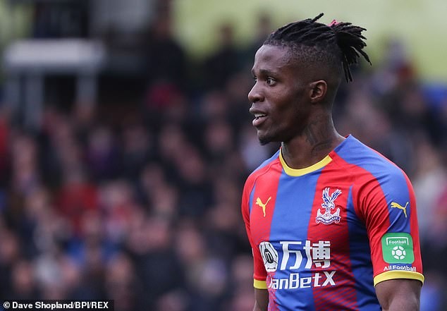 Crystal Palace bán Zaha cho Chelsea, M.U bỏ túi 15 triệu bảng Wilfried Zaha muốn tới một bến đỗ mới giàu tham vọng hơn Crystal Palace.