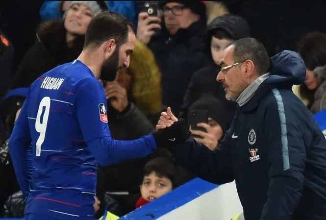 HLV Sarri đưa ra 5 điều kiện để trở thành HLV Juventus HLV Maurizio Sarri muốn mang Higuain cùng tới Juventus.