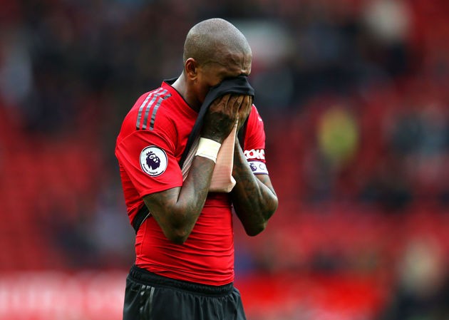 M.U bán tháo đội trưởng Ashley Young cho đội bóng Mỹ Ashley Young chuẩn bị khăn gói rời M.U.
