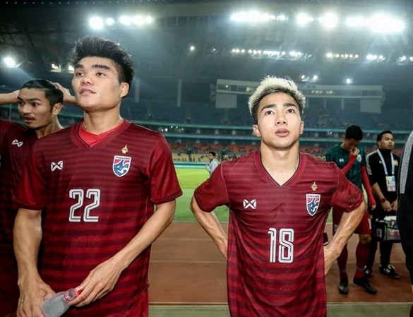 'Messi Thái' lỡ cuộc đối đầu với đối tuyển Việt Nam Chanathip Songkrasin (phải) tái phát chấn thương ở mức độ khá nghiêm trọng.