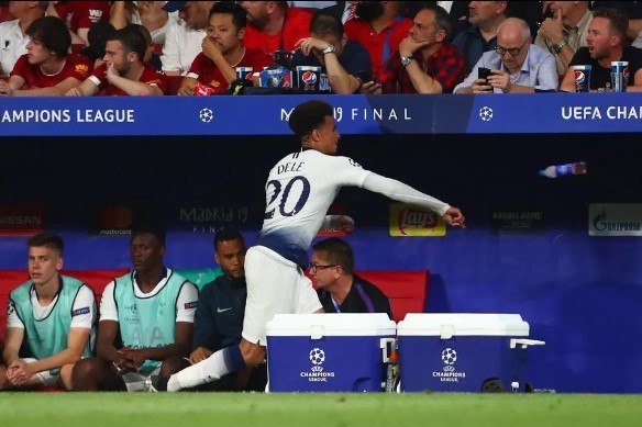 Sao Tottenham hành động khó tin ở trận chung kết Champions League Dele Alli tức giận ném chai nước khi bị thay ra.