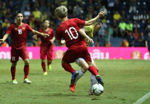 Chuyên gia Thái Lan: 'Không hiểu sao Công Phượng lại thất bại ở Hàn Quốc' Công Phượng gây nhiều khó khăn cho hàng thủ Thái Lan.
