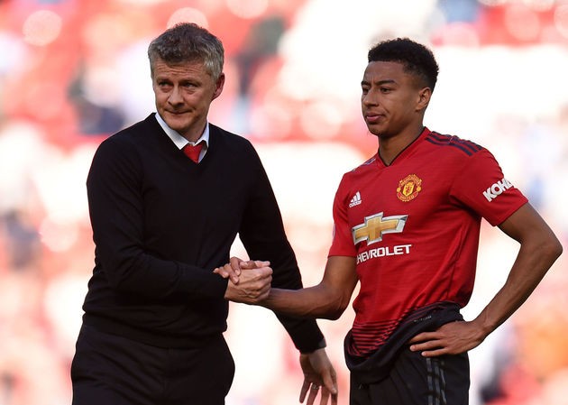 M.U tăng lương, giữ chân “thần tài” của đội bóng Đích thân HLV Ole Gunnar Solskjaer đề xuất gia hạn hợp đồng với Jesse Lingard.