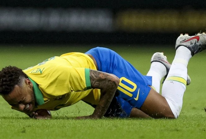 Vận đen Neymar: Dính nghi án hiếp dâm, giá trị tụt thê thảm Vận đen liên tục bám theo Neymar.