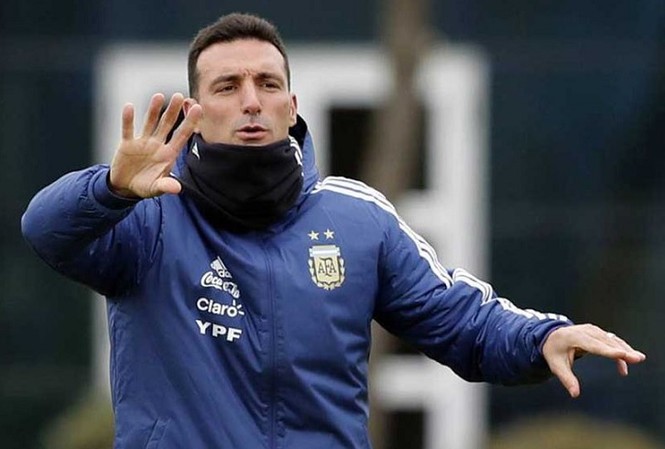 HLV Argentina nói gì khi thoát thua Paraguay? HLV Lionel Scaloni của đội tuyển Argentina.