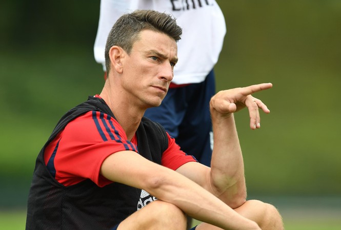 Arsenal định giá bán đội trưởng Koscielny, mua 'đá tảng' 21 tuổi Laurent Koscielny muốn rời Arsenal trong hè 2019.