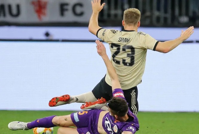 Du đấu ở Australia, M.U nhận tin không vui về Luke Shaw Luke Shaw dính chấn thương trong chiến thắng trước Perth Glory.