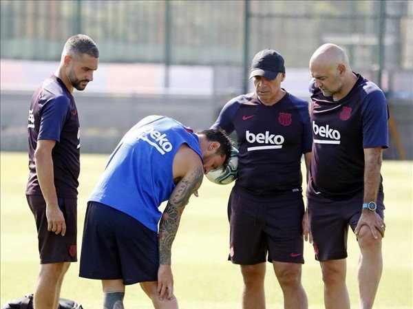 Barcelona nhận hung tin từ ngôi sao Messi Lionel Messi bất ngờ dính chấn thương trong lúc tập luyện.