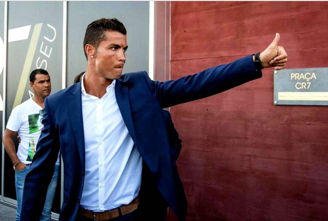 Tạm quên FIFA The Best 2019, Ronaldo được an ủi khi lại vượt qua Messi Cristiano Ronaldo là VĐV thể thao được ngưỡng mộ nhất năm 2019.