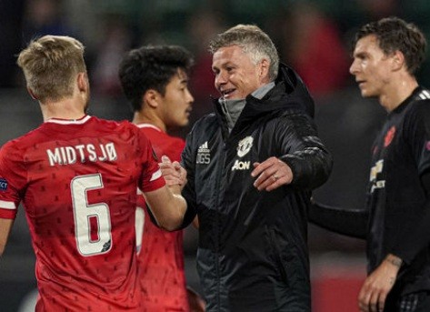 Bị gọi là 'Moyes 2.0', ghế của HLV Solskjaer bắt đầu lung lay HLV Ole Gunnar Solskjaer hài lòng vì M.U cầm hòa được AZ Alkmaar.