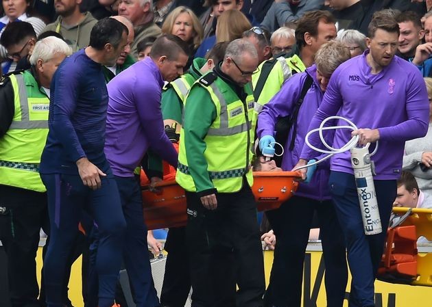 Tiết lộ bất ngờ về chấn thương của thủ môn Tottenham Hugo Lloris phải rời sân trên cáng.