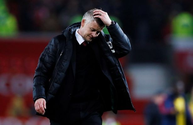Bị CĐV ‘ném đá’, HLV M.U xóa luôn tài khoản twitter HLV Ole Gunnar Solskjaer đang chịu những sức ép rất lớn.