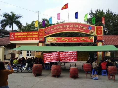 Tiểu thương giăng biểu ngữ, đánh trống phản đối đóng cửa chợ gốm Bát Tràng Tiểu thương chợ Bát Tràng đánh trống phản đối việc đóng cửa chợ.