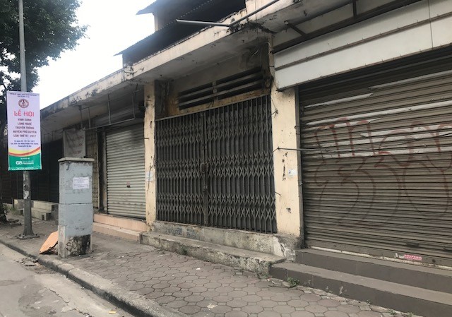 Phố đồ bảo hộ lao động cạnh ga Hà Nội đồng loạt đóng cửa Hàng loạt ki ốt bán đồ quần áo bảo hộ lao động đồng loạt đóng cửa