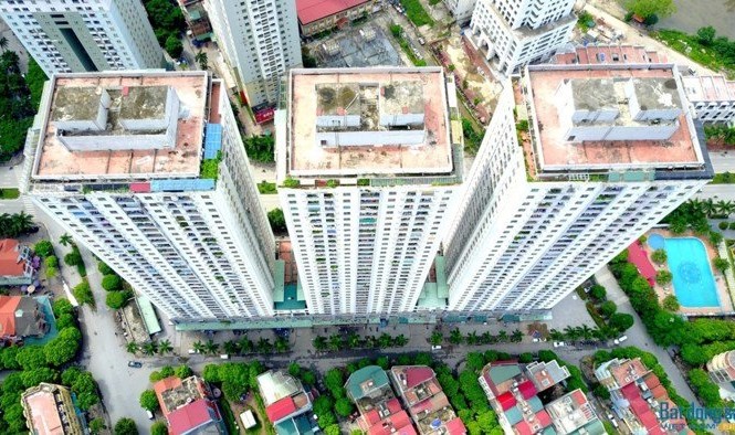 Từ 1/5, chuyển cơ quan điều tra công trình chậm khắc phục PCCC Khu chung cư CT4 với 3 khối nhà hàng nghìn căn hộ tại KĐT Xa La nằm trong danh sách 17 chung cư khó có khả năng khắc phục vi phạm PCCC. Khu chung cư này cũng từng xảy ra vụ cháy kinh hoàng thêu rụi hàng trăm xe máy của dân.
