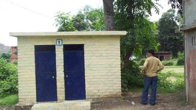 Cụ bà 102 tuổi Ấn Độ được ca ngợi vì bán dê xây toilet Nhờ cụ Yadav, chính quyền đã lên kế hoạch xây dựng các nhà vệ sinh công cộng trong làng. Ảnh minh họa: oneindia