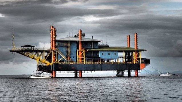 Khám phá điểm nghỉ dưỡng được tái tạo từ giàn khoan giữa biển Khách sạn làm từ giàn khoan này nằm thuộc Seaventures Dive Rig Resort nằm gần hòn đảo Mabul của Malaysia.