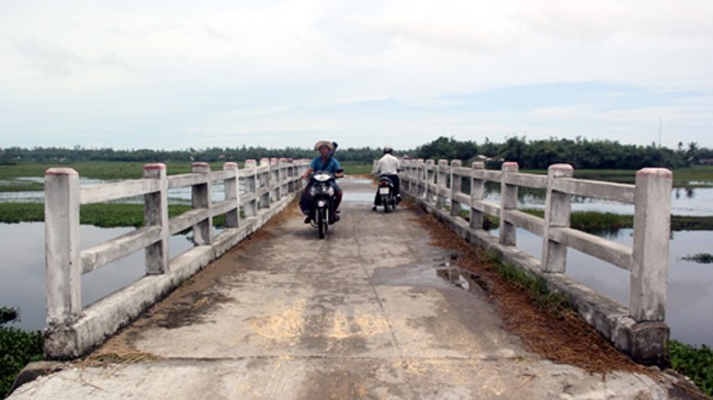 Người đàn bà nghèo bỏ tiền sửa cầu cho dân làng Từ khi có lan can, cầu Bà Gần không còn xảy ra tai nạn. Ảnh: Tiến Hùng