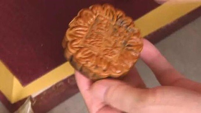 Tá hỏa phát hiện hộp bánh trung thu mua 10 năm chưa hỏng Tá hỏa phát hiện hộp bánh trung thu mua 10 năm chưa hỏng