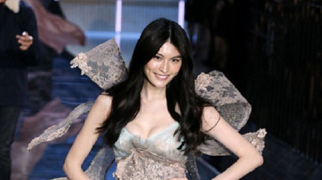 Nhan sắc hai mỹ nhân Á Đông diễn show Victoria's Secret Show thời trang lớn nhất năm của Victoria's Secret ghi hình tối 10/11 ở New York, Mỹ (giờ địa phương). Hà Tuệ (Sui He) lần thứ năm được mời trình diễn.