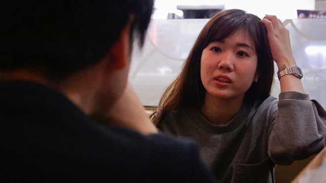 Hốt bạc nhờ dịch vụ 'cho thuê đôi tai' Ông Nishimoto trong một buổi "làm việc" với khách hàng.