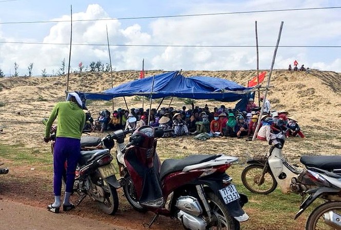 Phản đối dự án điện mặt trời: Người dân giữ xe công binh, rà bom mìn Người dân 4 thôn của xã Mỹ Thắng tập trung phản đối dự án điện mặt trời.