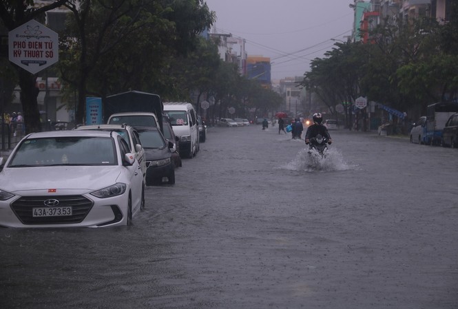 Đà Nẵng hoãn họp HĐND TP đề phòng chống mưa lũ Ngày 10/12, mưa lớn tiếp tục diễn ra trên địa bàn thành phố Đà Nẵng