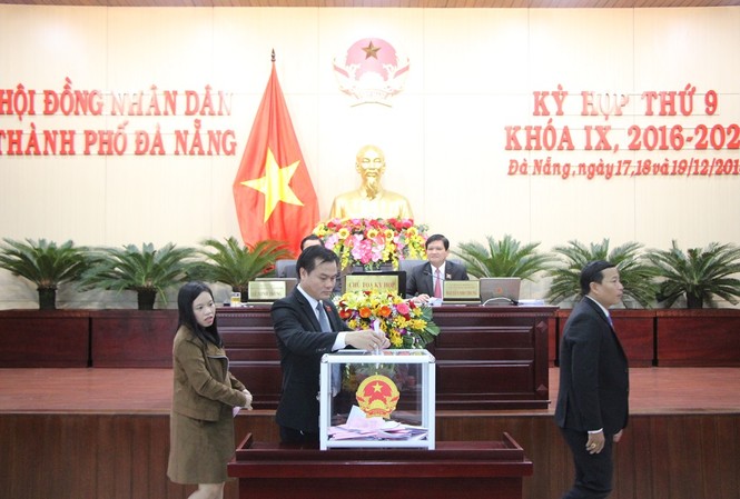 Đà Nẵng sắp công bố kết quả lấy phiếu tín nhiệm lãnh đạo chủ chốt Các đại biểu HĐND TP bỏ phiếu tín nhiệm.
