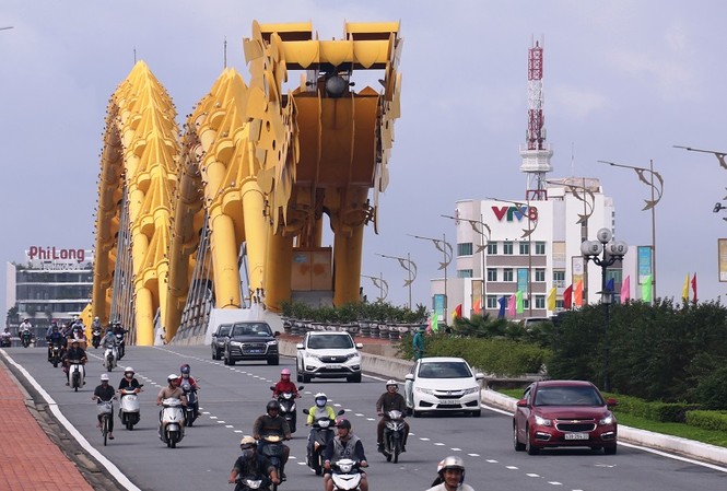 Vì sao Đà Nẵng tính chuyện thay đổi cách phun lửa cầu Rồng? Cầu Rồng và hình ảnh Rồng phun lửa đã trở thành biểu tượng của Thành phố Đà Nẵng. Ảnh: Nguyễn Thành