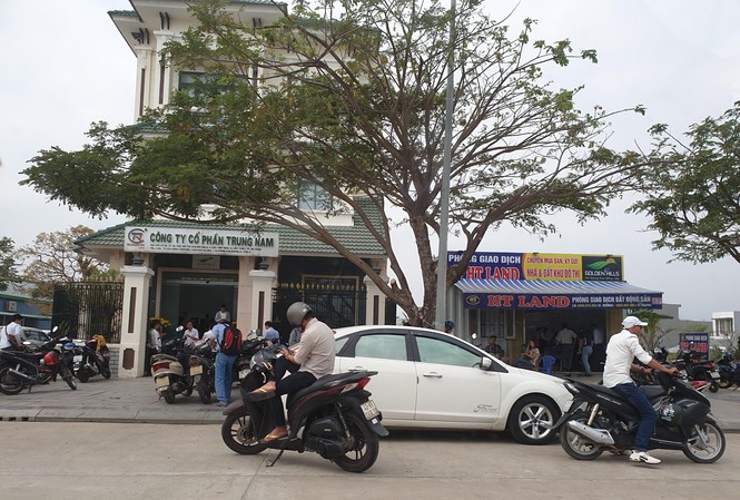 'Sốt' đất ở Đà Nẵng: Xử lý cán bộ tiếp tay, bao che 'cò' đất Thị trường bất động sản của Đà Nẵng thời gian qua đang rất "sốt". Để thổi giá, nhiều "cò" đất đã tung tin thất thiệt, văn bản giả để thổi giá. Ảnh minh họa