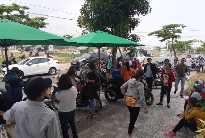 Dân vây dự án đòi sổ đỏ ở Quảng Nam: Ba bên vẫn tiếp tục đôi co Người dân tập trung tại khu vực dự án tại Điện Bàn, Quảng Nam để đòi quyền lợi vào ngày 15/3.