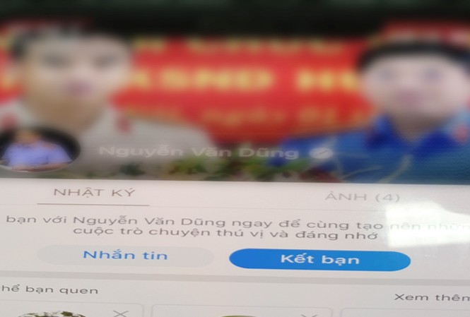 Dính bẫy lừa của 'công an dỏm', người phụ nữ bị lừa hơn 10 tỷ đồng Tài khoản Zalo có hình nền của đối tượng liên hệ tống đạt quyết định cho chị T để lừa đảo. Ảnh: C.A