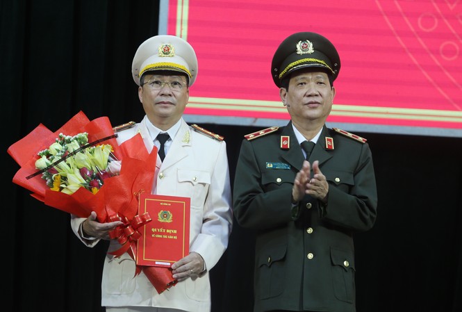 Đại tá Nguyễn Đức Dũng làm Giám đốc Công an Quảng Nam Trung tướng Nguyễn Văn Sơn trao quyết định bổ nhiệm của Bộ Công an cho Đại tá Nguyễn Đức Dũng.