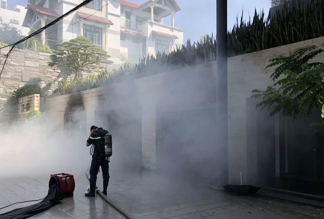 Biệt thự của đại gia thép ở Đà Nẵng bất ngờ bốc cháy Lính chữa cháy dập lửa tại hiện trường vụ cháy.