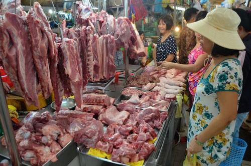 Vi sinh vật gây bệnh vẫn “bâu” nhiều trên miếng thịt Tỷ lệ mẫu thịt nhiễm vi sinh vật vẫn rất cao do khâu giết mổ, bảo quản không đảm bảo
