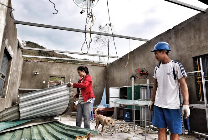 Hơn 120.000 nhà bị tốc mái do bão số 10 Anh Hoà, chị Sâm là công nhân Fomusa. Mái nhà của gia đình anh chị bị bão thổi bay khiến cả rơi vào cảnh "màn trời chiếu đất"