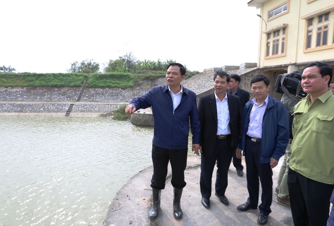 EVN tiếp tục tăng xả nước phục vụ lúa Đông xuân phía Bắc Bộ trưởng NN&PTNT Nguyễn Xuân Cường kiểm tra thực địa vận hành cống Tắc Giang trên địa bàn huyện Lý Nhân, Hà Nam.